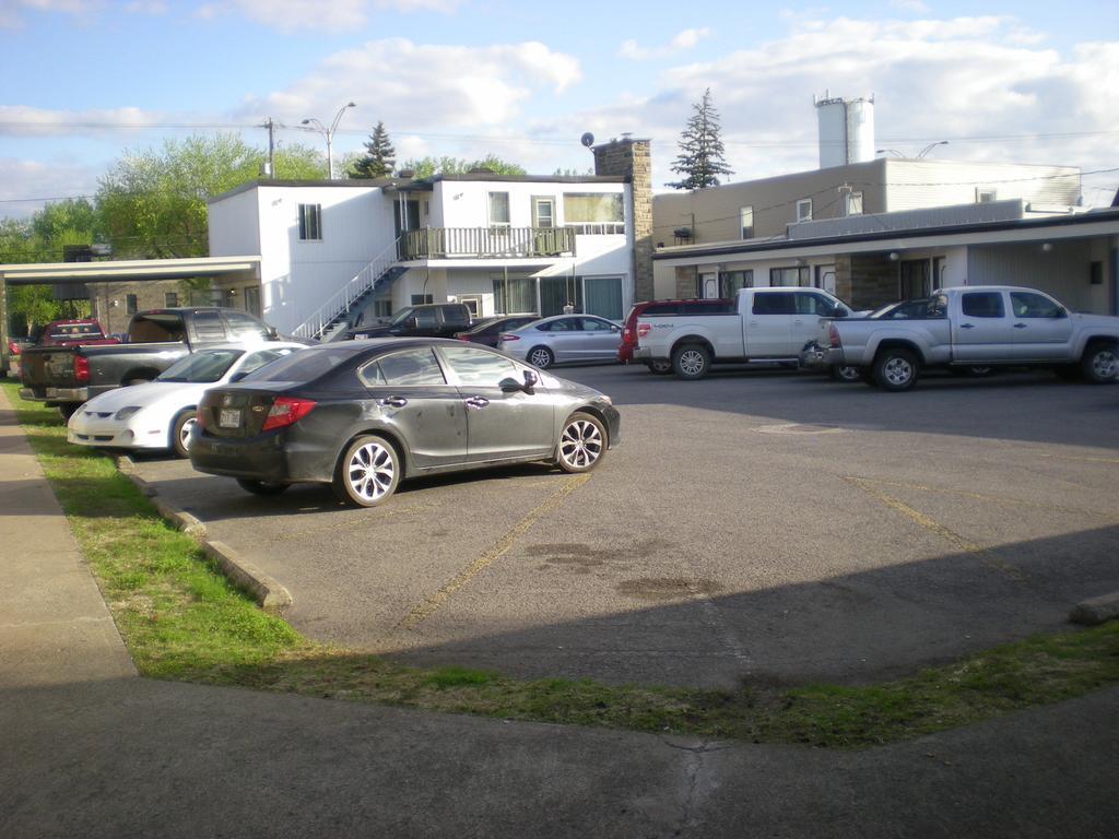 Motel Seigneurie De Vaudreuil Екстер'єр фото